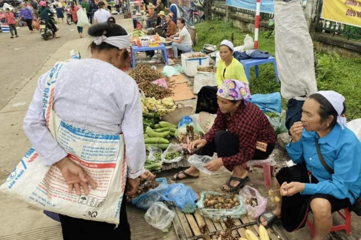 Lung Van Market , Van Son commune, Tan Lac district, Hoa Binh province